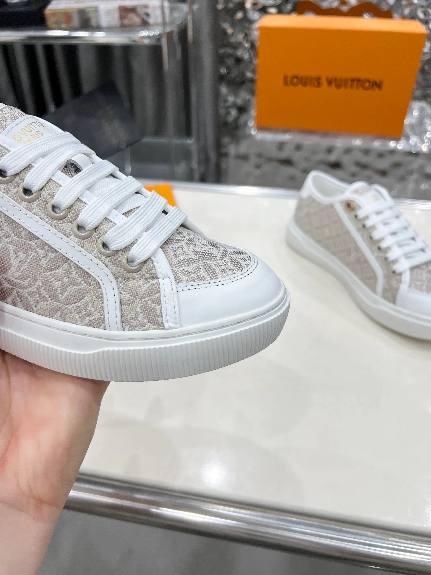 👟👟Ex-factory price 420👟👟 New arrival🆕🆕🆕 This LV Lagoon sneaker is made of lightweight canvas embroidered with the handwritten Louis Vuitton Paris logo. It highlights the casual summer atmosphere with a trendy and simple configuration, and can easily brighten up various looks. Monogram flowers bloom on the soft rubber sole. Code number: 35~41, multiple colors available! Oil edges + TPU outsole + drawer box packaging